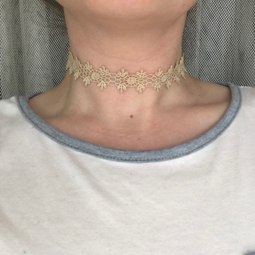 FREE W/ $15+ PURCHASE! - Cream Lace Choker